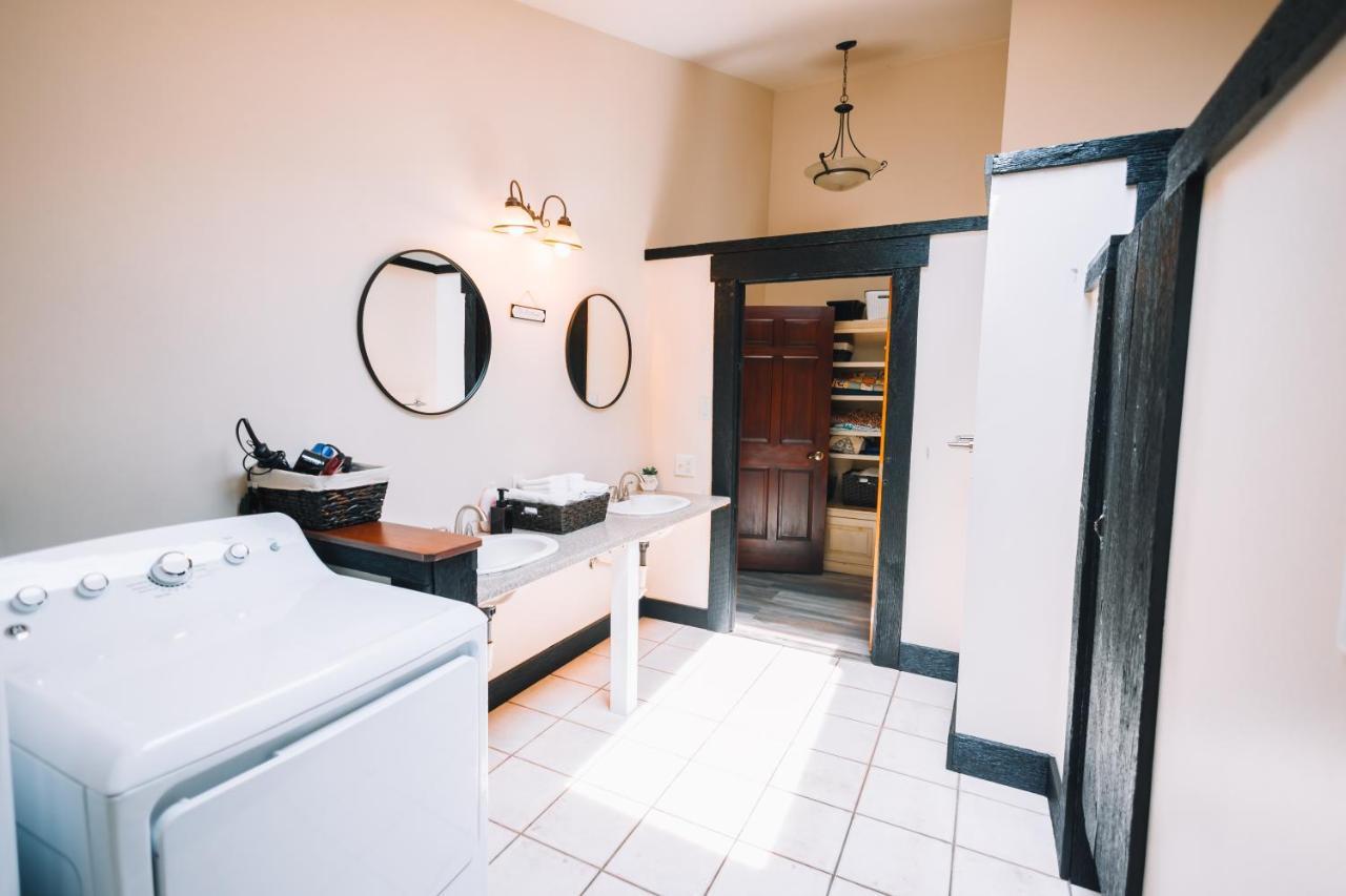Downtown Escape Great For Large Families & Groups Villa Sugarcreek Kültér fotó