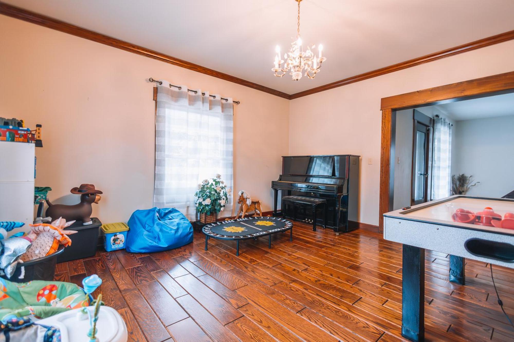 Downtown Escape Great For Large Families & Groups Villa Sugarcreek Kültér fotó