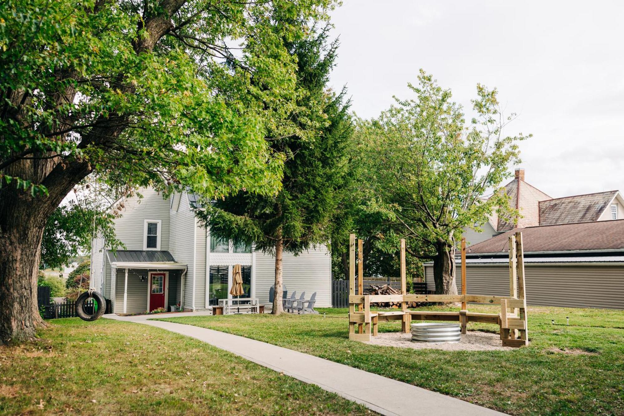Downtown Escape Great For Large Families & Groups Villa Sugarcreek Kültér fotó